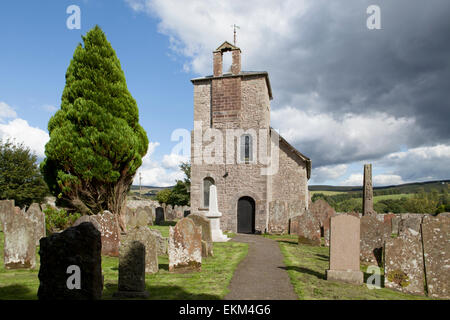 Die St. Cuthbert Kirche in Bewcastle home zu einem berühmten Angelsächsischen steinernen Kreuz Stockfoto