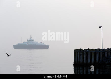 Die LNG/Pistenpräparierung Fähre Samsø erreicht Hou Hafen. Stockfoto