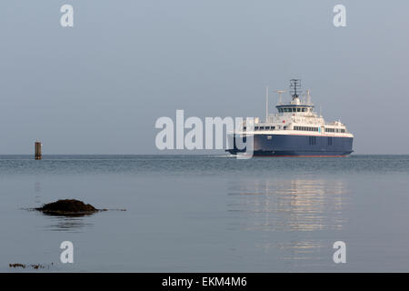 Die LNG/Pistenpräparierung Fähre Samsø kommt bei Sælvig auf der Insel Samsø, Stockfoto