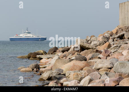 Die LNG/Pistenpräparierung Fähre Samsø kommt bei Sælvig auf der Insel Samsø, Stockfoto