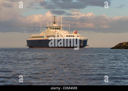 Die LNG/Pistenpräparierung Fähre Samsø ankommt bei Hou Hafen, Dänemark Stockfoto