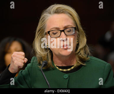 USA US-Außenministerin Hillary Rodham Clinton zeugt vor dem U.S. House Committee on Foreign Relations auf "Terroranschlag in Bengasi: The Secretary Of State-Blick" in Washington, DC am Mittwoch, 23. Januar, 2013.Credit: Ron Sachs/CNP. (Einschränkung: keine New York oder New Jersey Zeitungen oder Zeitungen im Umkreis 75 Meilen von New York City) / picture Alliance Stockfoto