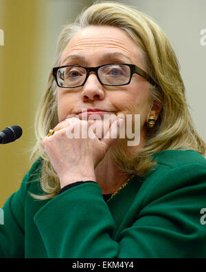 USA US-Außenministerin Hillary Rodham Clinton zeugt vor dem U.S. House Committee on Foreign Relations auf "Terroranschlag in Bengasi: The Secretary Of State-Blick" in Washington, DC am Mittwoch, 23. Januar, 2013.Credit: Ron Sachs/CNP. (Einschränkung: keine New York oder New Jersey Zeitungen oder Zeitungen im Umkreis 75 Meilen von New York City) / picture Alliance Stockfoto