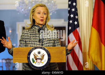 U.S. Außenministerin Hillary Clinton Spricht bin Freitag (20.01.2012) in Washington Auf Einer Pressekonferenz Mit Dem Deutschen Außenminister Westerwelle. Sie Sprachen Unter flektiert Über die Eurokrise Und Das Iranische Atomprogramm. Foto: Maurizio Gambarini Dpa/Picture alliance Stockfoto