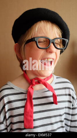 Kinder lachen Dressing für einen französischen Tag Schulprojekt Stockfoto