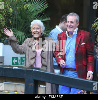 Lynda Bellingham außerhalb ITV Studios mit: Lynda Bellingham, Michael Pattemore Where: London, Vereinigtes Königreich bei: 8. Oktober 2014 Stockfoto