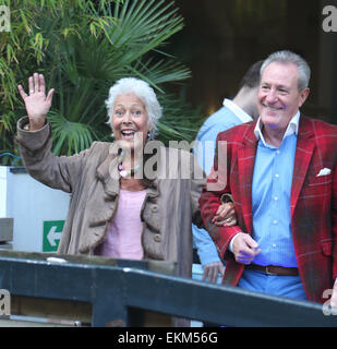 Lynda Bellingham außerhalb ITV Studios mit: Lynda Bellingham, Michael Pattemore Where: London, Vereinigtes Königreich bei: 8. Oktober 2014 Stockfoto