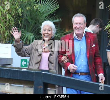 Lynda Bellingham außerhalb ITV Studios mit: Lynda Bellingham, Michael Pattemore Where: London, Vereinigtes Königreich bei: 8. Oktober 2014 Stockfoto