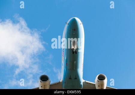 Nachschlagen, wie einem Flybe Embraer ERJ-190-Flugzeug direkt fliegt Overhead. Stockfoto