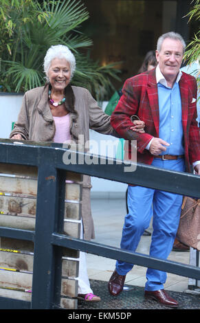 Lynda Bellingham außerhalb ITV Studios mit: Lynda Bellingham, Michael Pattemore Where: London, Vereinigtes Königreich bei: 8. Oktober 2014 Stockfoto