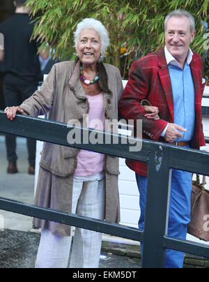 Lynda Bellingham außerhalb ITV Studios mit: Lynda Bellingham, Michael Pattemore Where: London, Vereinigtes Königreich bei: 8. Oktober 2014 Stockfoto