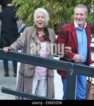 Lynda Bellingham außerhalb ITV Studios mit: Lynda Bellingham, Michael Pattemore Where: London, Vereinigtes Königreich bei: 8. Oktober 2014 Stockfoto