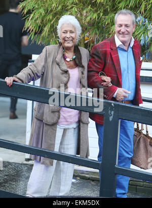 Lynda Bellingham außerhalb ITV Studios mit: Lynda Bellingham, Michael Pattemore Where: London, Vereinigtes Königreich bei: 8. Oktober 2014 Stockfoto