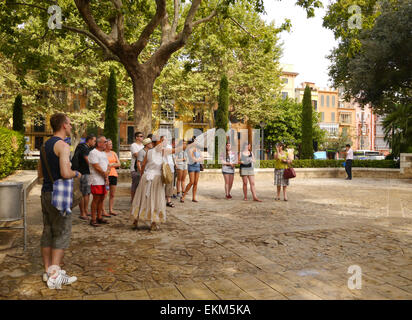 Eine Gruppe von Leuten mit einem Reiseführer in Palma De Mallorca, Spanien Stockfoto