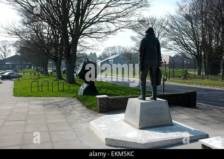 Spitfire-pilot-Statue an der Spitfire und Hurricane Memorial Museum raf Manston Ramsgate East Kent uk April 2015 Stockfoto