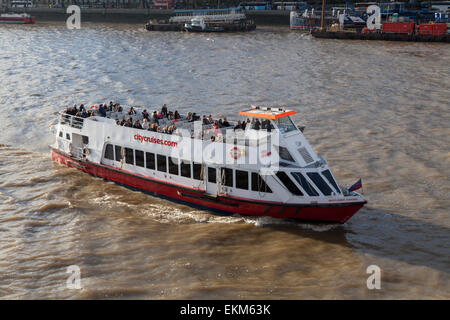 Ein Ausflugsschiff City Cruises auf der Themse in London Stockfoto