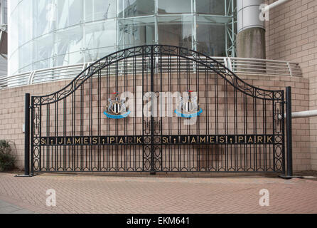 Die alten Tore am St. James Park Heimat von Newcastle United Football Club Stockfoto