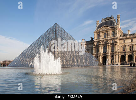 Der Louvre-Pyramide und der Palast in Paris Stockfoto