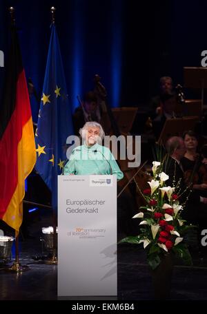 Weimar, Deutschland. 12. April 2015. Eva Pusztai, eine ehemalige ungarische Gefangene von Buchenwald, sprechen während ein Commemmoration Ereignis in das Deutsche Nationaltheater in Weimar, Deutschland, 12. April 2015. Am 11. April 1945 kamen US-Truppen im Camp, das 21.000 Gefangene gehalten. Foto: SEBASTIAN KAHNERT/Dpa/Alamy Live News Stockfoto