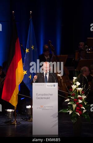 Weimar, Deutschland. 12. April 2015. Ehemalige französische Gefangene von Buchenwald, Bertrand Herz, spricht während eines Commemmoration Ereignisses in das Deutsche Nationaltheater in Weimar, Deutschland, 12. April 2015. Am 11. April 1945 kamen US-Truppen im Camp, das 21.000 Gefangene gehalten. Foto: SEBASTIAN KAHNERT/Dpa/Alamy Live News Stockfoto