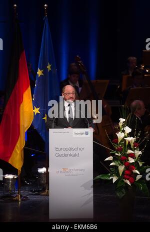 Weimar, Deutschland. 12. April 2015. Präsident des Europäischen Parlaments, Martin Schulz, spricht während eines Commemmoration Ereignisses in das Deutsche Nationaltheater in Weimar, Deutschland, 12. April 2015. Am 11. April 1945 kamen US-Truppen im Camp, das 21.000 Gefangene gehalten. Foto: SEBASTIAN KAHNERT/Dpa/Alamy Live News Stockfoto