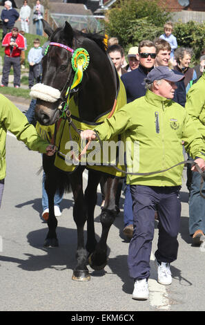 Lambourn, Berkshire, UK. 12. April 2015. Viele Wolken Grand National 2015 gewann Returnsto Pferdeparade triumphierend zu Massen in Lambourn 12 April Credit: Brenton West/Alamy Live-Nachrichten Stockfoto