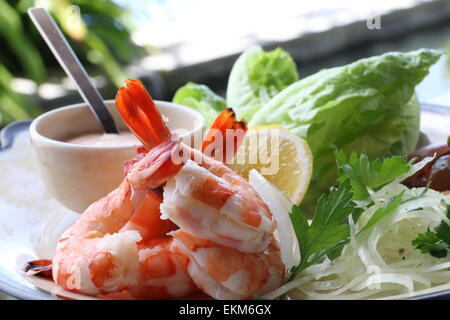 Ein Gericht von King prawn cocktail mit Remoulade und baby romaine Stockfoto