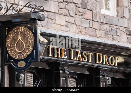 Die letzten Tropfen, ein traditionelles Pub auf Edinburghs Grassmarket. Stockfoto