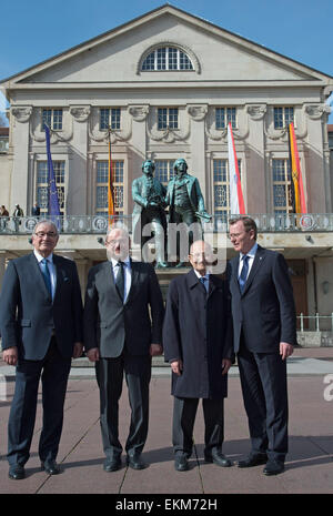 Weimar, Deutschland. 12. April 2015. Ehemaliger Häftling von Buchenwald, Zoni Weisz (L-R), Martin Schulz, Präsident des Europäischen Parlaments, ehemalige Gefangene von Buchenwald, Bertrand Herz und Bodo Ramelow (Die Linke), Thüringens Gorvernor Pose am Rande eines Commemmoration Ereignisses in das Deutsche Nationaltheater in Weimar, Deutschland, 12. April 2015. Am 11. April 1945 kamen US-Truppen im Camp, das 21.000 Gefangene gehalten. Foto: SEBASTIAN KAHNERT/Dpa/Alamy Live News Stockfoto