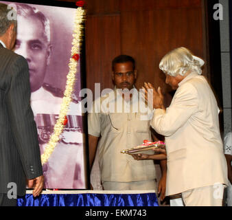 Dr. APJ Abdul Kalam, ehemaliger Präsident von Indien zahlen Tribut zum späten Admiral AK Chatterji in Bhasha Bhavan, Nationalbibliothek am Sonntag. Stockfoto