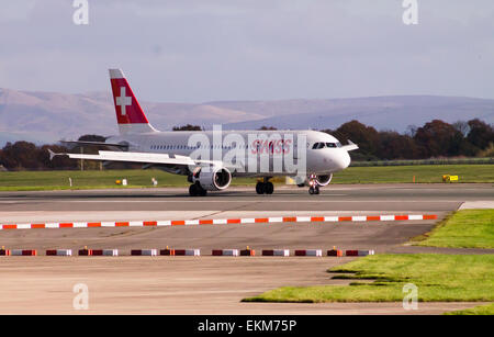 Schweizer Airways Airbus A319, auf Manchester Flughafen-Startbahn rollen. Stockfoto