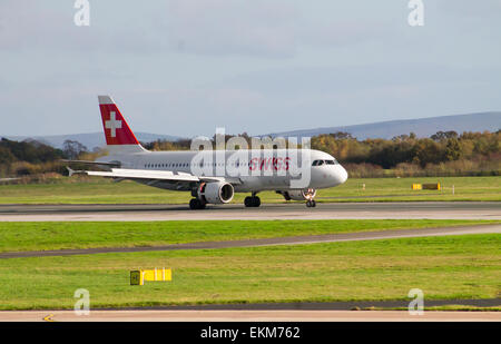 Schweizer Airways Airbus A319, auf Manchester Flughafen-Startbahn rollen. Stockfoto