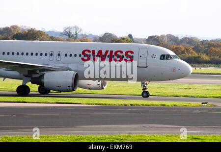 Schweizer Airways Airbus A319, auf Manchester Flughafen-Startbahn rollen. Stockfoto