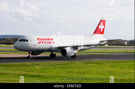 Schweizer Airways Airbus A319, auf Manchester Flughafen-Startbahn rollen. Stockfoto