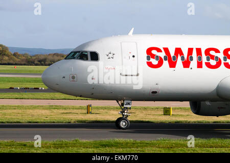 Schweizer Airways Airbus A319, auf Manchester Flughafen-Startbahn rollen. Stockfoto