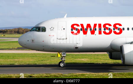 Schweizer Airways Airbus A319, auf Manchester Flughafen-Startbahn rollen. Stockfoto