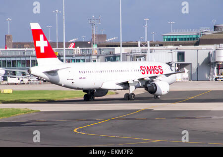 Schweizer Airways Airbus A319, auf Manchester Flughafen-Startbahn rollen. Stockfoto