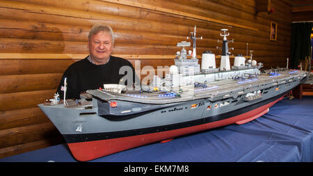 Southport, Merseyside, UK. 12. April 2015. Alan Beswick mit seinem Modell der HMS Invincible als lokale Modell Yacht Clubs Exponat auf der Feuchtgebiete und Wildlife Center bei Martin nur über das letzte Wochenende der Osterferien. Der Club wurde 1978, als mehrere Modell Segler, der die Marine Lake in Southport benutzt, dachte, es wäre eine gute Idee, gebildet. Im Jahr 2003 zog der Club zu einem neuen Zweck gebaut Teich - "Jubilee Teich' auf faulen Zeile während des Vereine Silver Jubilee gebaut. Stockfoto