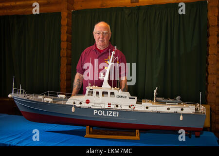 Southport, Merseyside, England. 12. April 2015. Mike Riley mit deutschen Polizei deutsche Patrouillenboot an der lokalen Modellboot clubs Ausstellung in der Feuchtgebiete und Wildlife Centre bei Martin Mere über das letzte Wochenende der Osterferien. Southport-Club entstand 1978, als mehrere Modell Bootsfahrer, wer die Meeres-See in Southport verwendet zusammen kamen, um den Verein zu bilden.  Im Jahr 2003 zog sie zu einem neuen Zweck gebauten Teich - "Jubilee Pond" auf Rotten Row in den Clubs Silberjubiläum gebaut. Bildnachweis: Mar Photographics/Alamy Live-Nachrichten Stockfoto