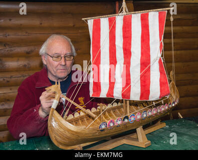 Southport, Merseyside, UK, 12. April 2015. Bill Richardson, mit seinem Holz- Viking Longship als lokale Modell Yacht Clubs Exponat auf der Feuchtgebiete und Wildlife Center bei Martin nur über das letzte Wochenende der Osterferien. Der Club wurde 1978, als mehrere Modell Segler, der die Marine Lake in Southport benutzt, dachte, es wäre eine gute Idee, gebildet. Im Jahr 2003 zog der Club zu einem neuen Zweck gebaut Teich - "Jubilee Teich' auf faulen Zeile während des Vereine Silver Jubilee gebaut. Stockfoto