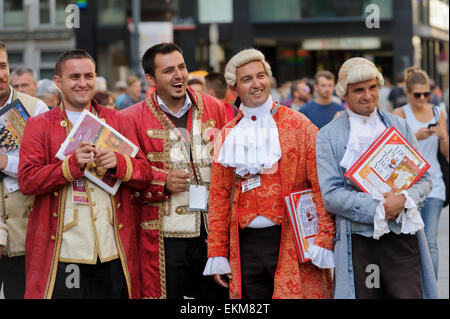 Eine Gruppe von Losverkäufer Konzert in historischen Kostümen, lachen, Wien, Österreich. Stockfoto