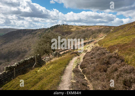Ein Fußweg über Kinder Reservoir in der Nähe von Hayfield im Peak District, Derbyshire. Stockfoto