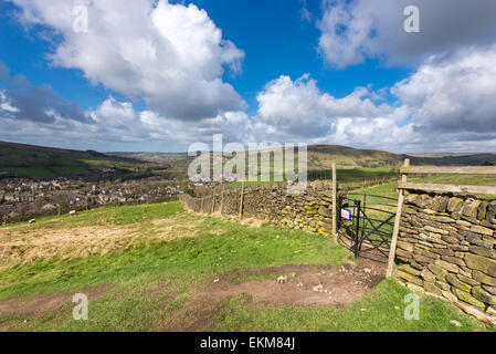 Küssen Tor auf einem Wanderweg oberhalb des Dorfes Hayfield in Derbyshire. Beliebte Wander- und Radweg. Stockfoto