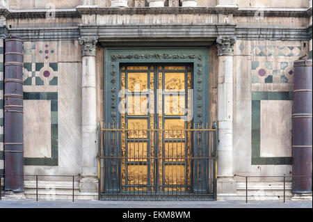 Florenz Baptisterium, Blick auf den Osten Türen des Baptisteriums in Florenz von Lorenzo Ghiberti, Toskana, Italien entworfen Stockfoto