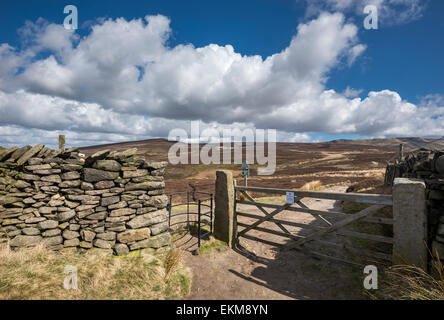 Die Schlange Weg auf Moorland oberhalb Hayfield im Peak District, Derbyshire. Sonnigen Frühlingstag auf den Hügeln. Stockfoto