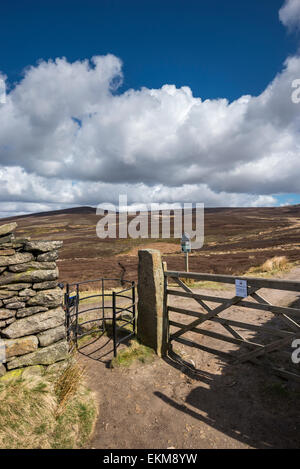 Die Schlange Weg auf Moorland oberhalb Hayfield im Peak District, Derbyshire. Sonnigen Frühlingstag auf den Hügeln. Stockfoto