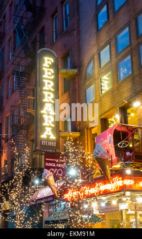 Lichter und Dekorationen am Eingang zum Ferrara Bäckerei und Kaffeehaus in Little Italy in New York City Stockfoto