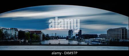 Berlin, Deutschland. 11. April 2015. Der Bogen von der Oberbaumbrücke Rahmen den Blick auf Berlin, das liegt an den Ufern der Spree in Berlin, Deutschland, 11. April 2015. Das Gebiet rund um den ehemaligen Todesstreifen hat sich in den letzten Jahren drastisch verändert. Viele Neubauten wie der Mercedes-zentrale dominieren die Ansicht und der Berliner Fernsehturm zu decken. Foto: Paul Zinken/Dpa/Alamy Live News Stockfoto