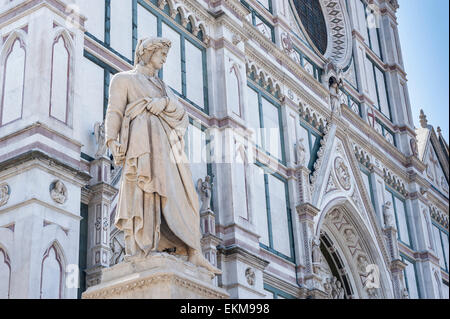 Santa Croce Florenz, Blick auf die Statue des Dichters Dante am Eingang der Kirche Santa Croce, Florenz, Italien Stockfoto
