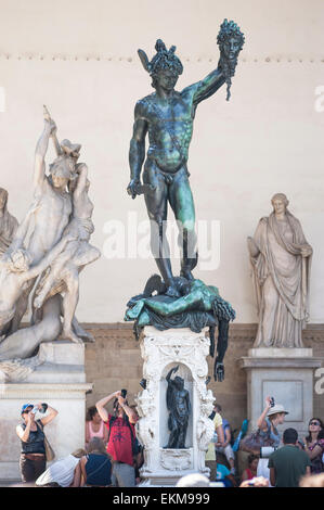 Perseus Statue von Florenz, mit Blick auf die Statue des Perseus von Benvenuto Cellini in der Loggia della Signoria, Florenz, Toskana, Italien Stockfoto